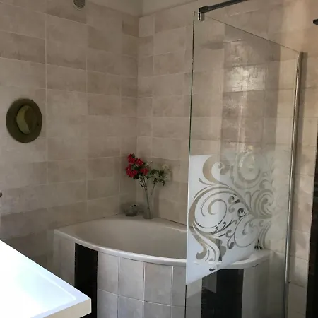 Villa-gaby Entiere Et Piscine Villa